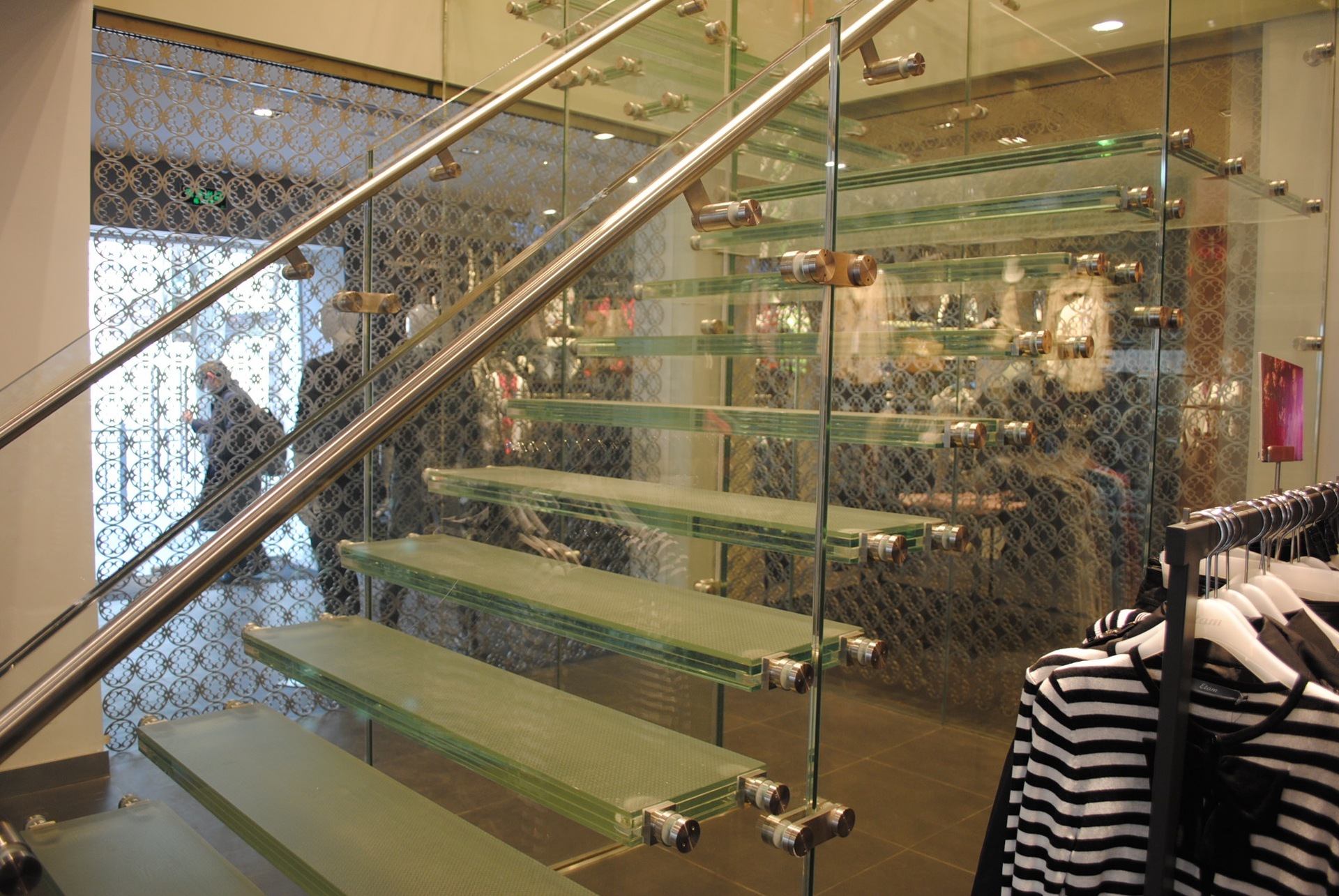 厂家直销高端楼梯踏步玻璃/扶手玻璃/地砖玻璃等,欢迎咨询!