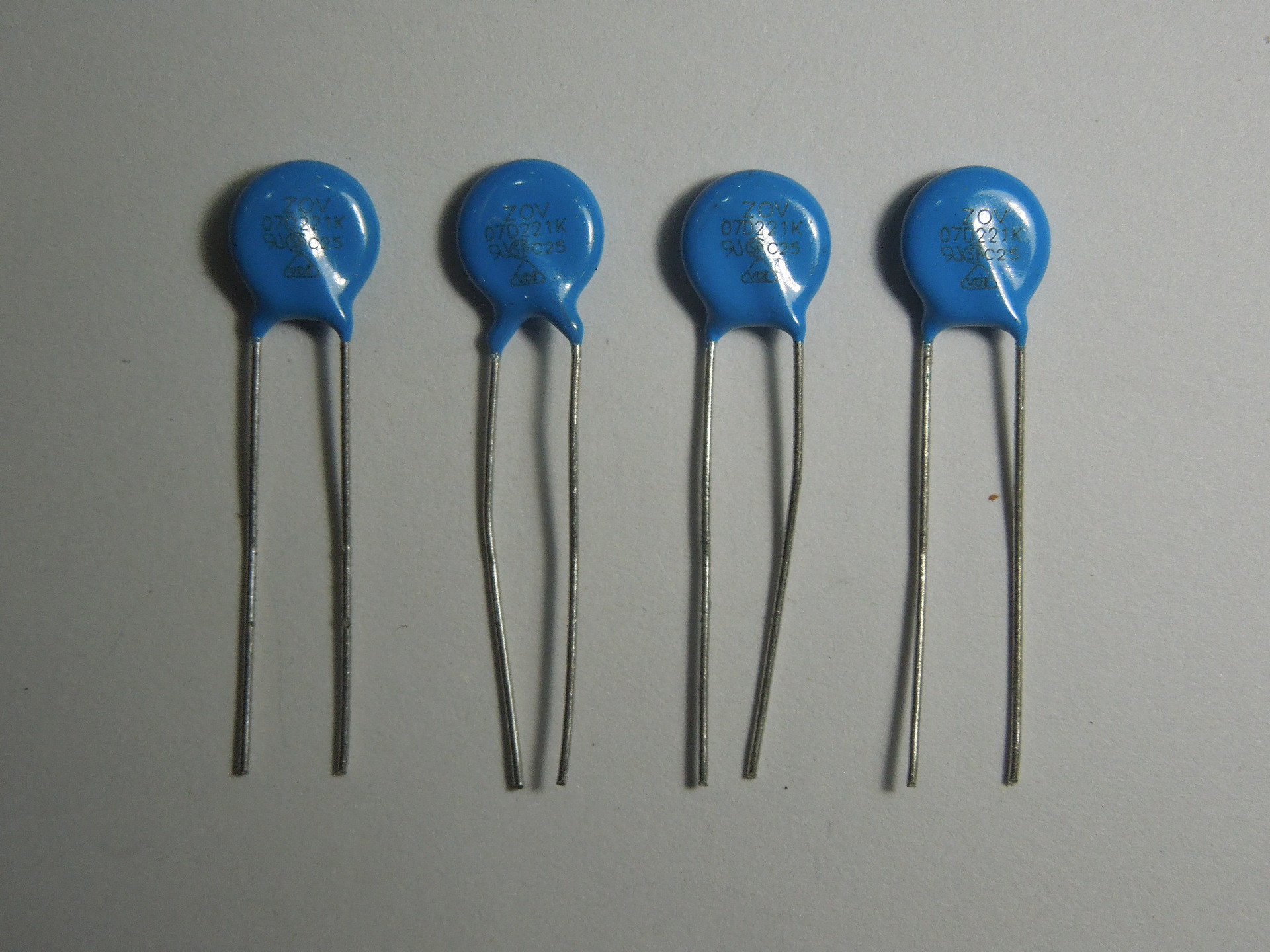 直插压敏电阻7d221k220v7mm原装正品实物拍摄