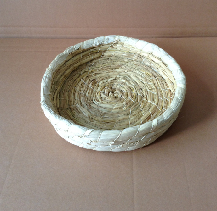 草窝尺寸20厘米左右具体尺寸不能确定手工编织.