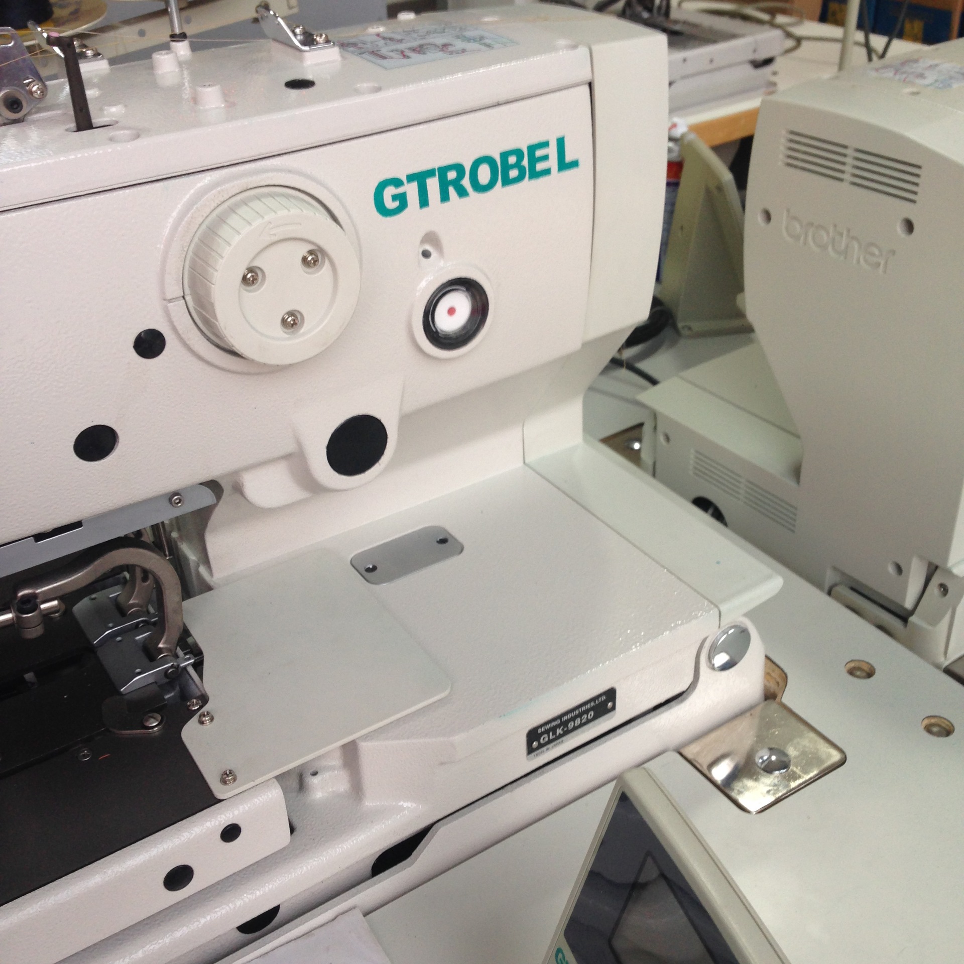 杜克普圆头锁眼机_供应558圆头锁眼机 电脑凤眼机 二手服装缝纫设备