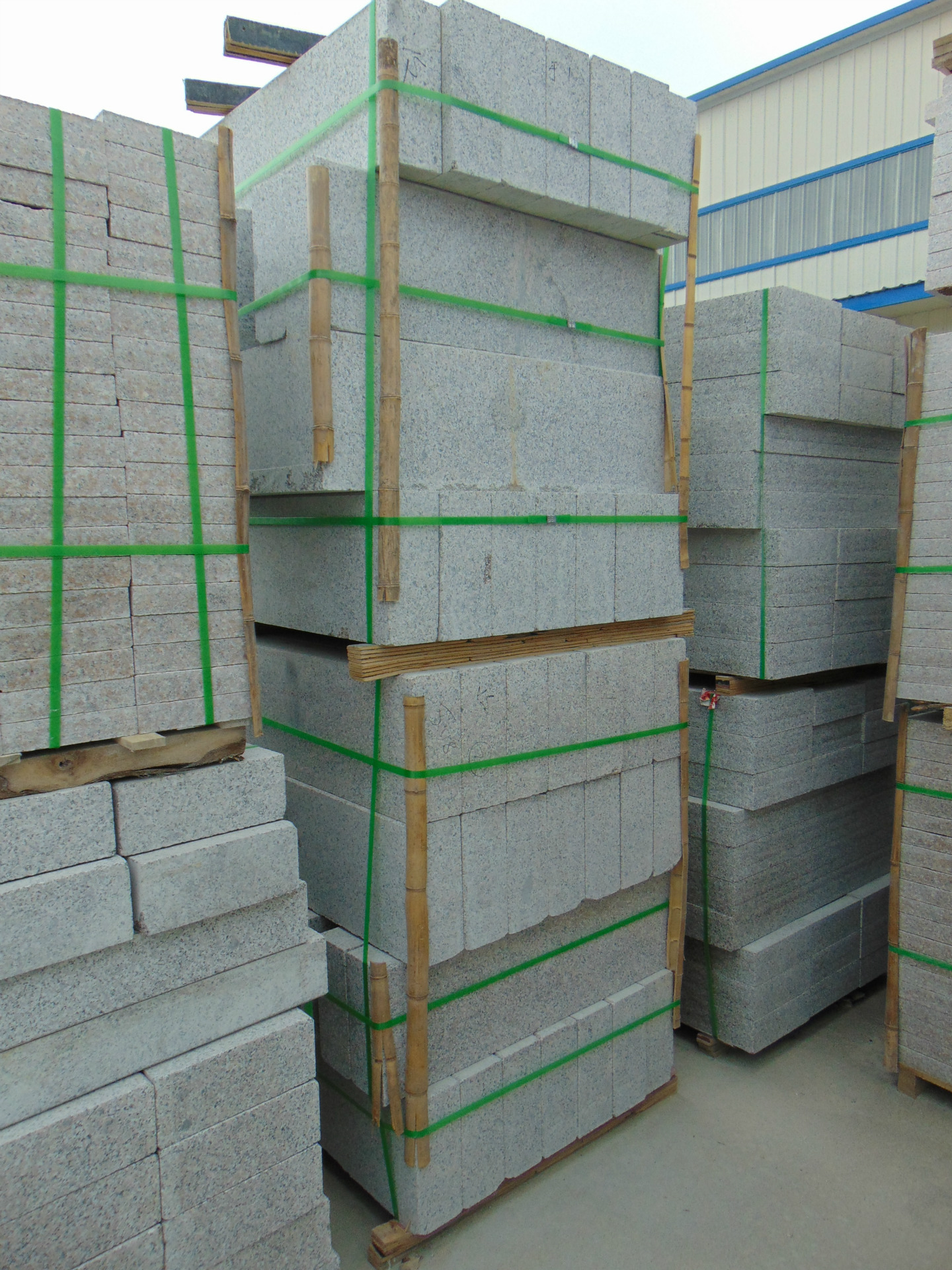 优质芝麻灰路沿石 深灰色路沿石定制加工 北方宏磊石材自有芝麻灰