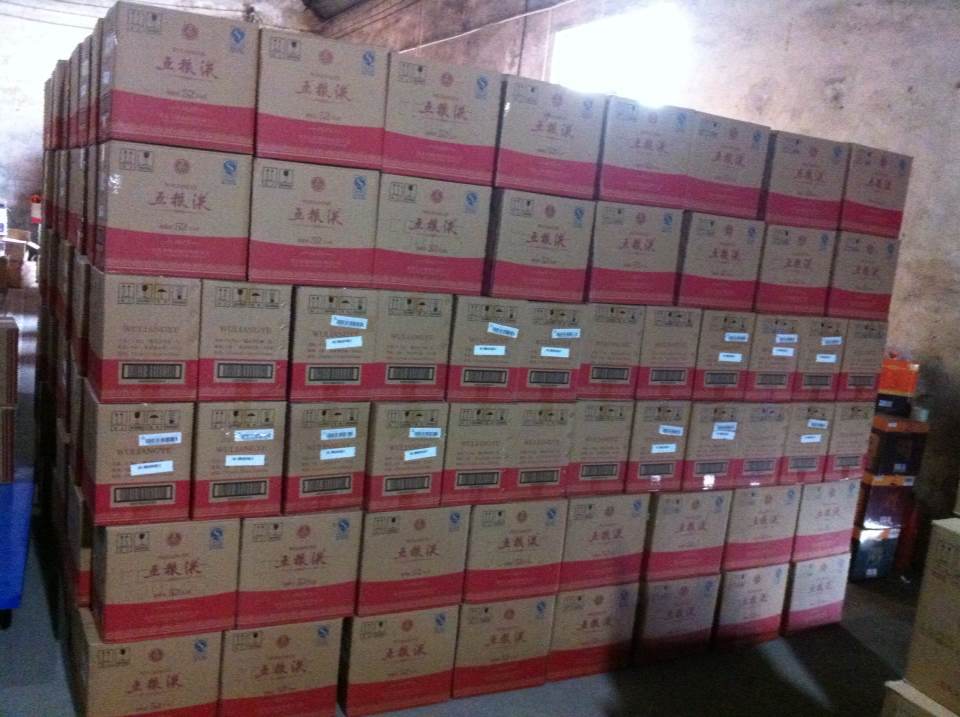 仓库一角五粮液商务用酒展示2002年以来,商务用酒占白酒消费份额的80%