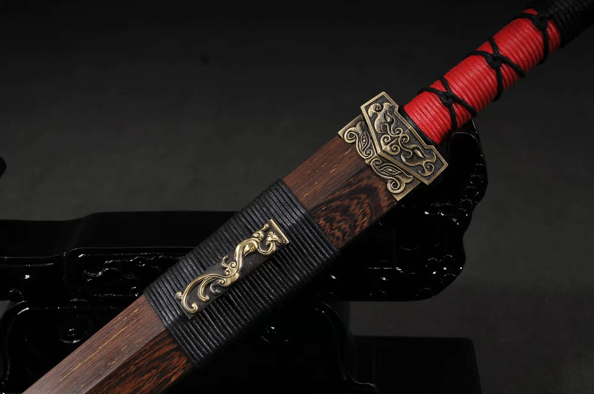 『鞘材』:花梨木剑鞘 『工艺』:经过退火,淬火,回