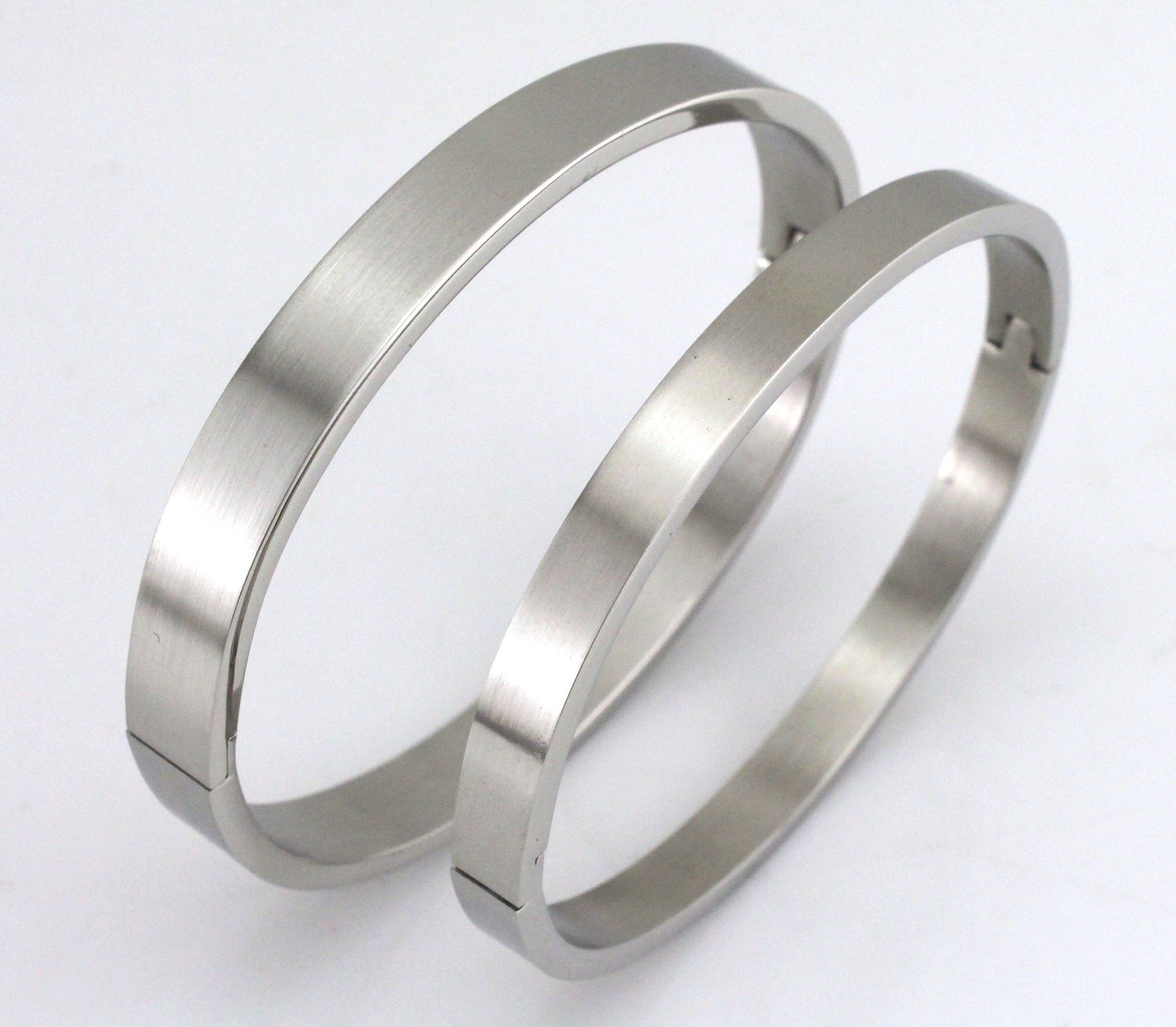 bh02饰品批发简约直扣式钛钢情侣手镯 开口卡扣手环 经典亚光磨砂