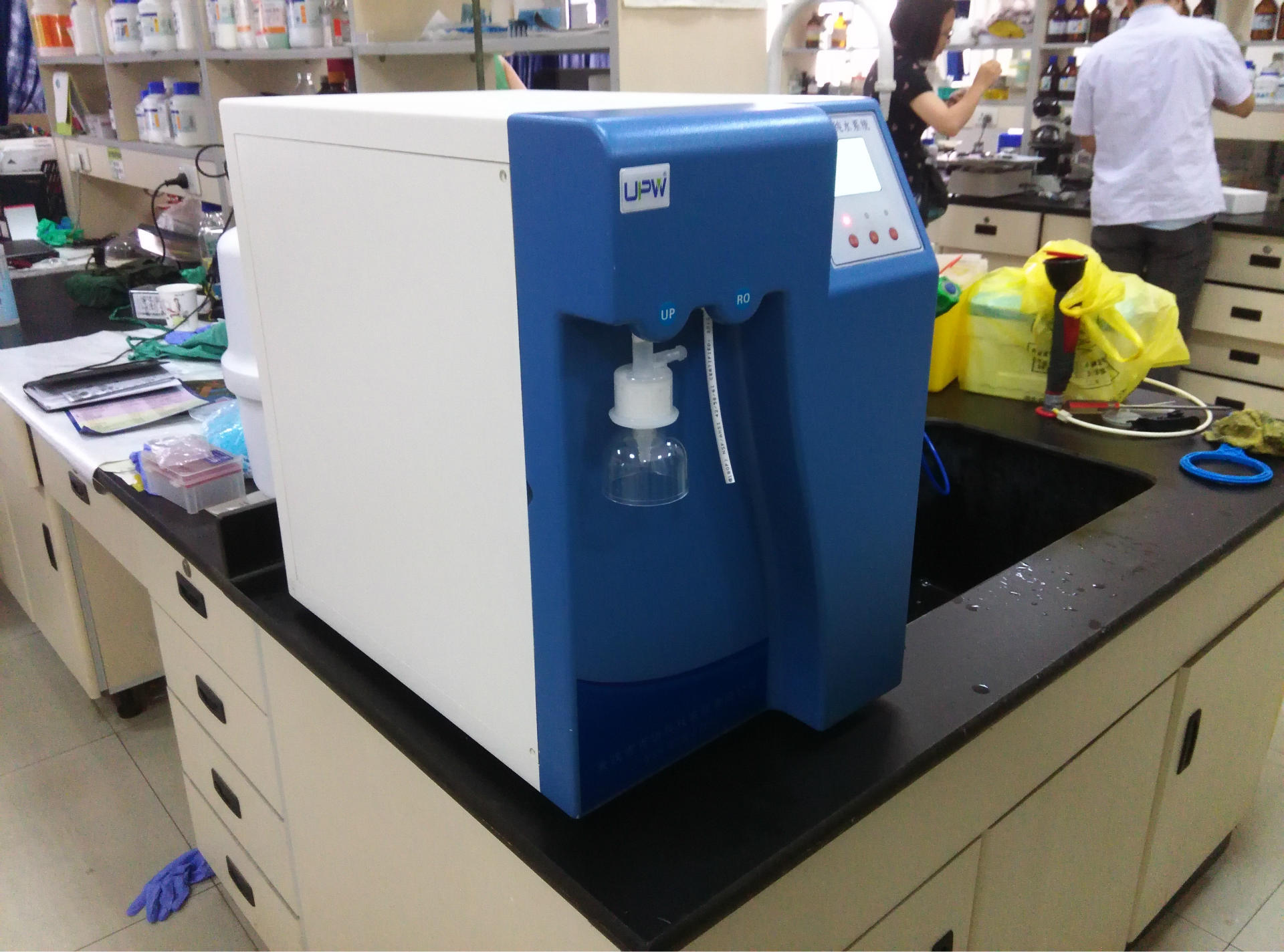 武汉大学重点实验室,购买本公司产品(高端型超纯水机)