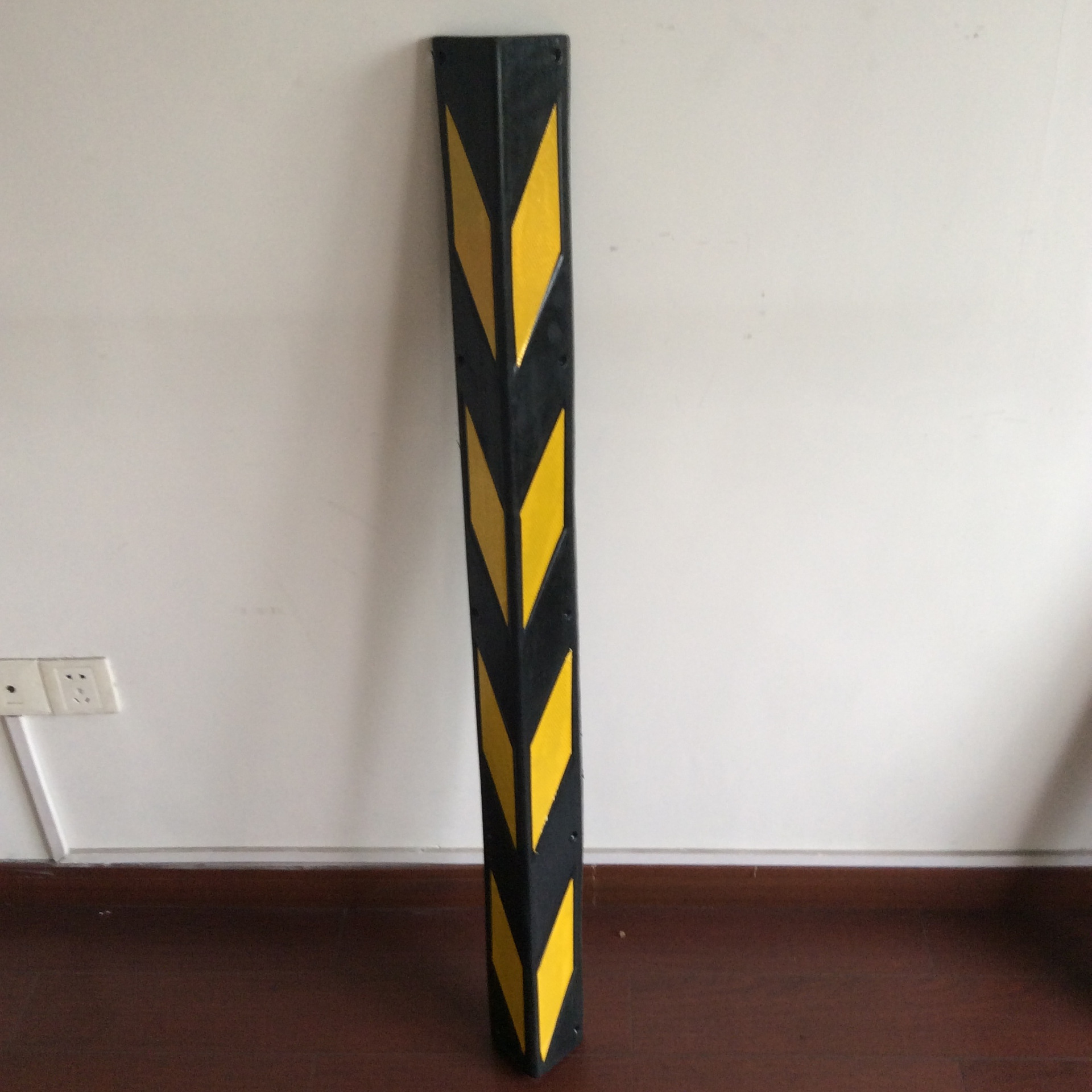 mnsd 1米橡胶护墙角 停车场防撞条 墙角保护器 反光橡胶护角