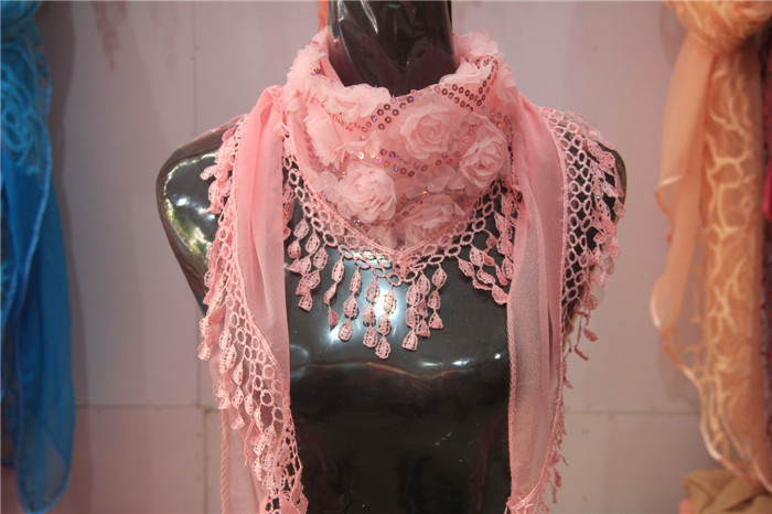 2019春秋新款女士三角形围巾精美流苏绣花三角巾薄款丝巾披肩批发