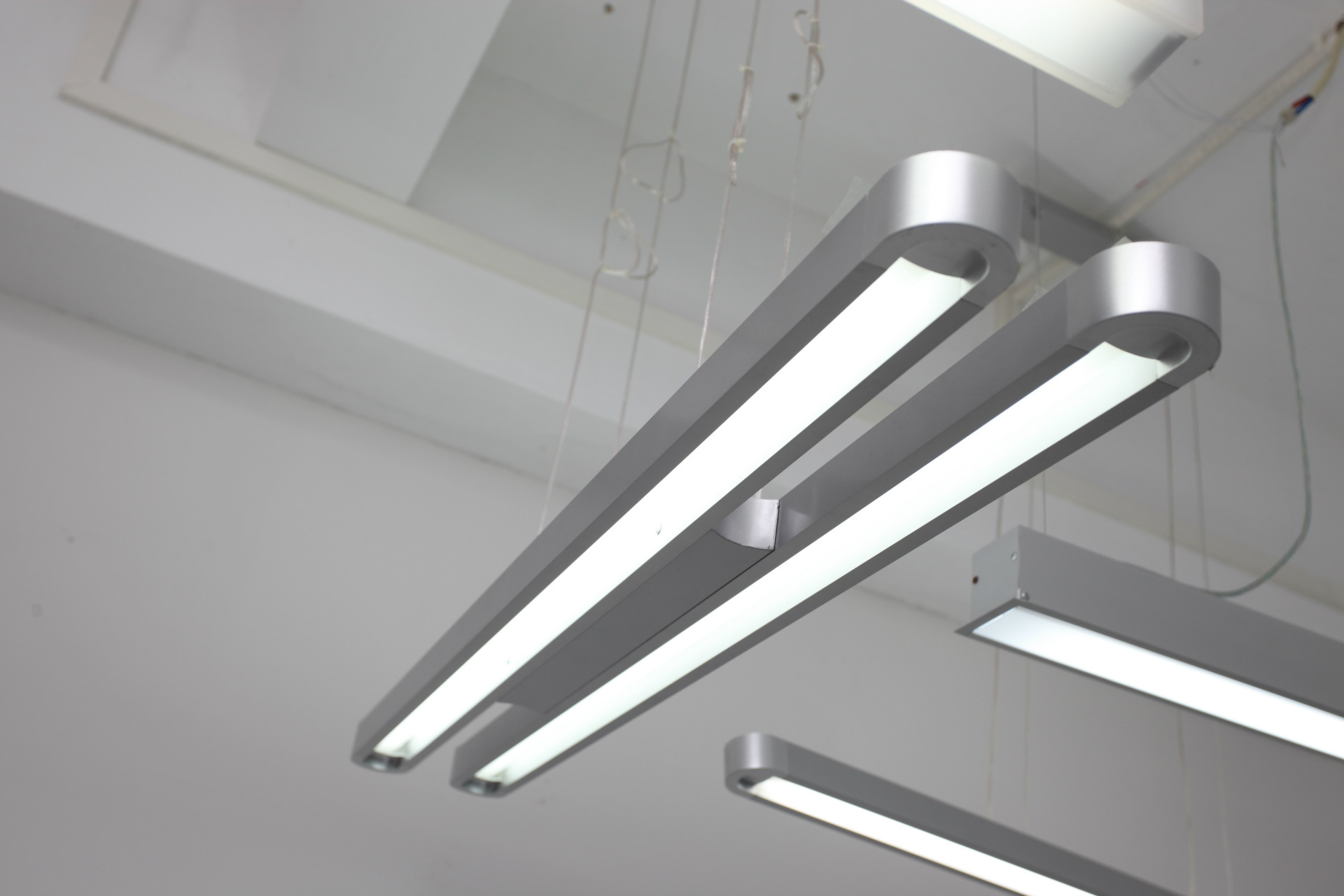 办公会议照明灯具 简约时尚商业吊灯灯饰 亚克力t5吊线灯批发定制