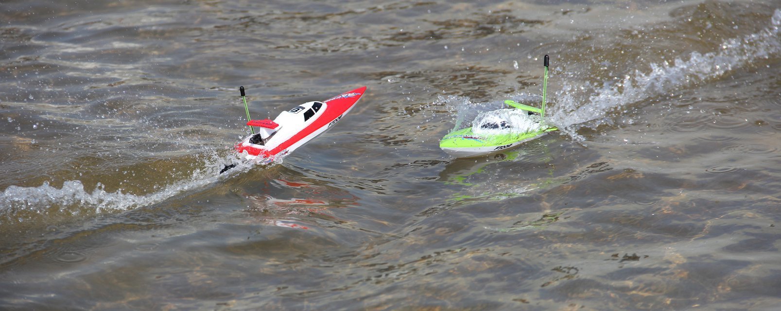 飞轮正品ft008厂家供应水上高速可自翻转遥控快艇儿童遥控批发