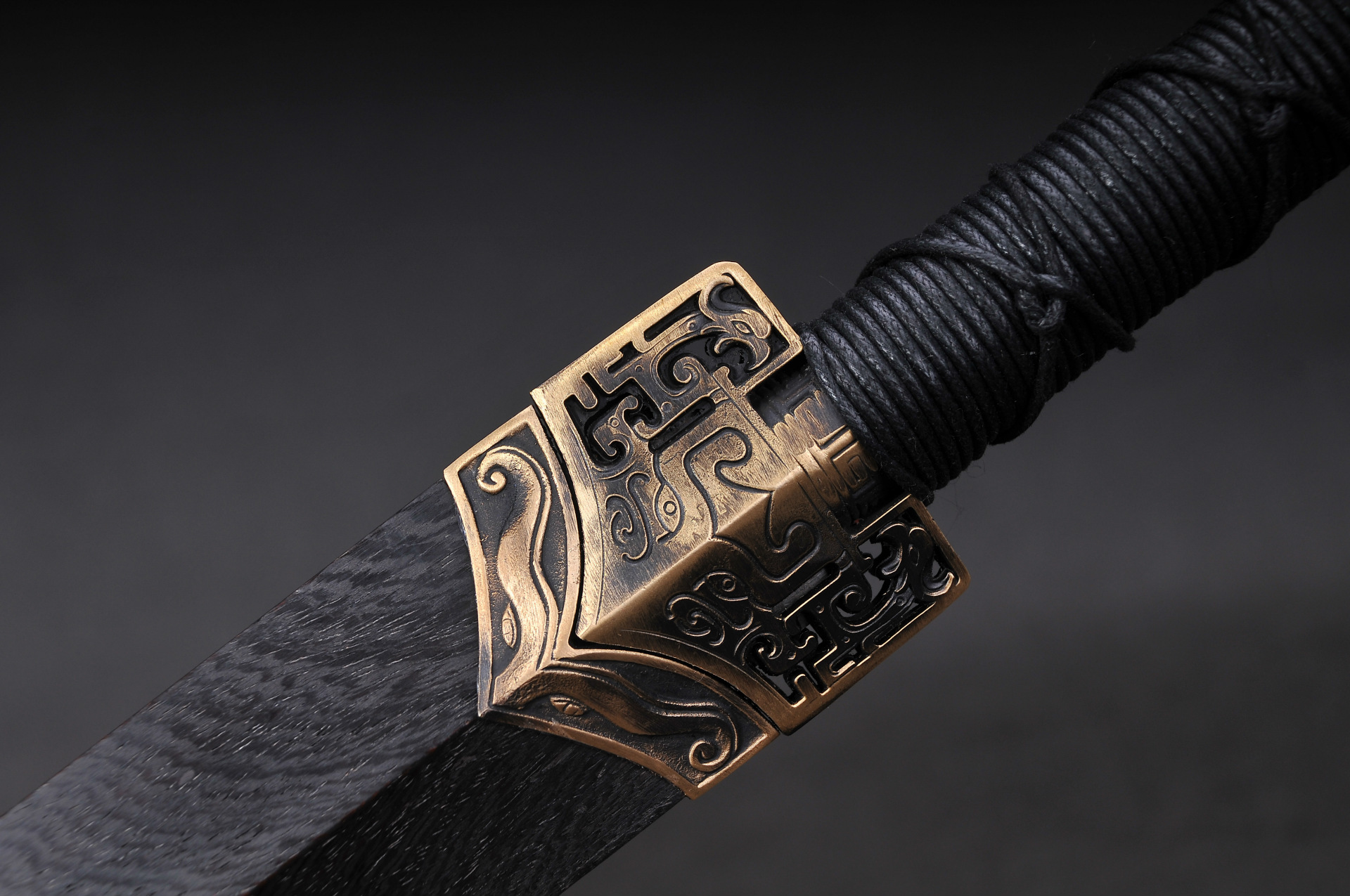 8cm 刃长:75cm   柄材:实木绕手工绳   刃区材料: 花纹钢   鞘部材质