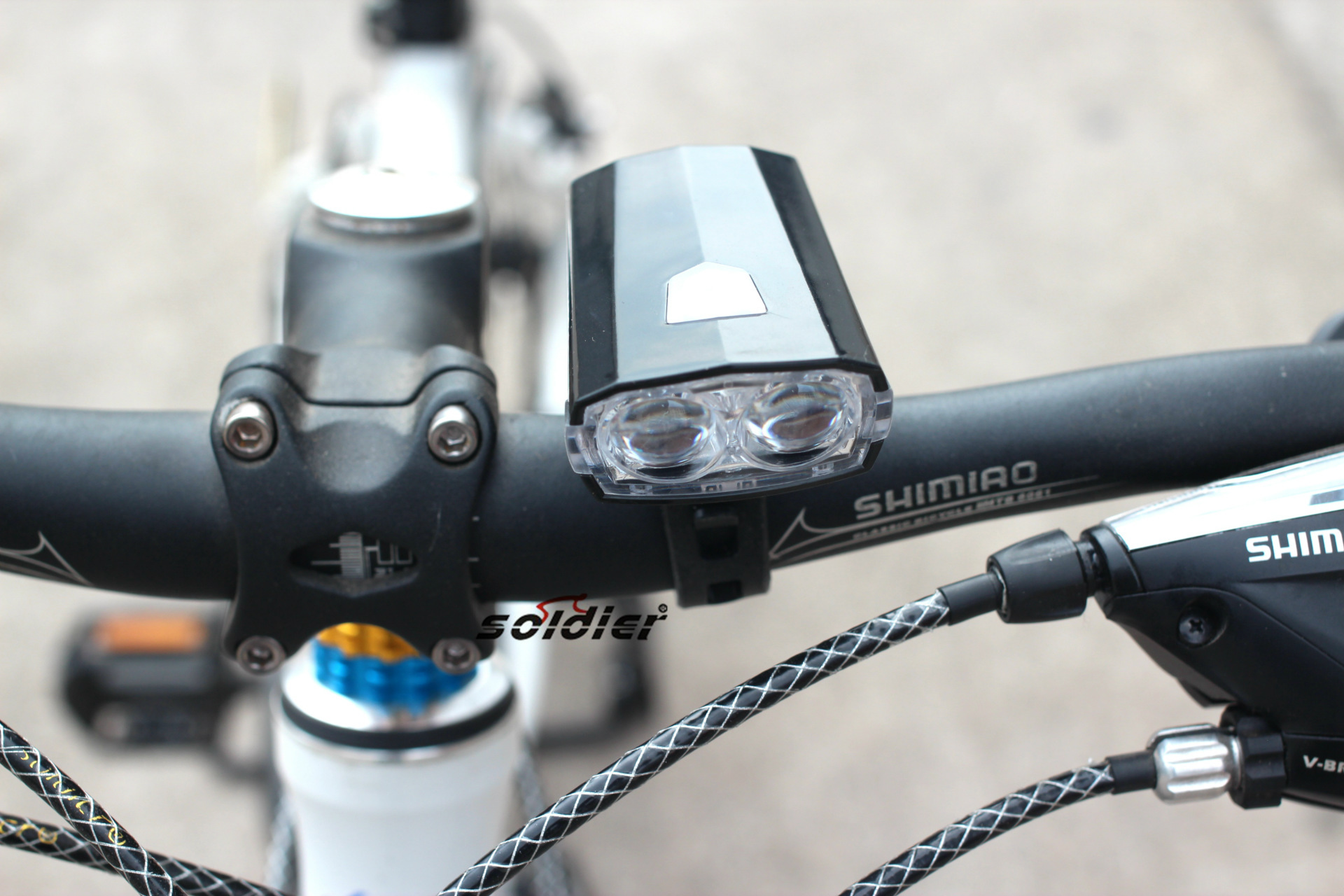 自行车前灯 新款前灯 山地车前灯 led前灯 usb充电//sj-10288