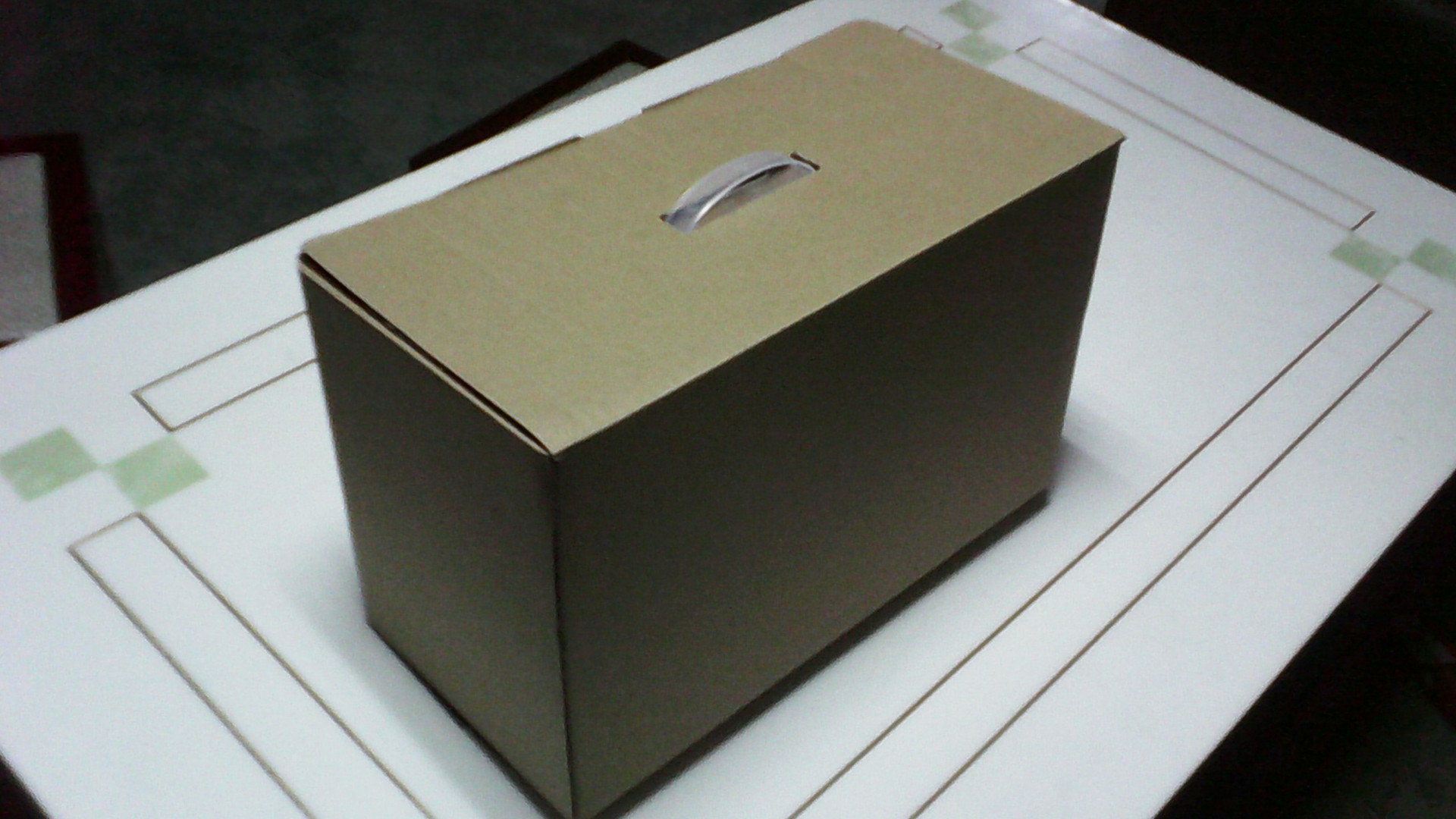 我公司有大批3层和5层牛卡纸板库存,可定做3号箱手提箱,这个由啤机啤