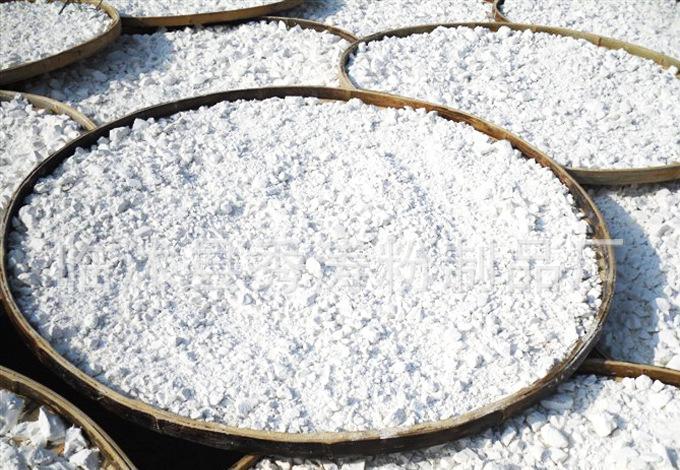 把干淀粉加水搅拌.在锅内把水烧滚.