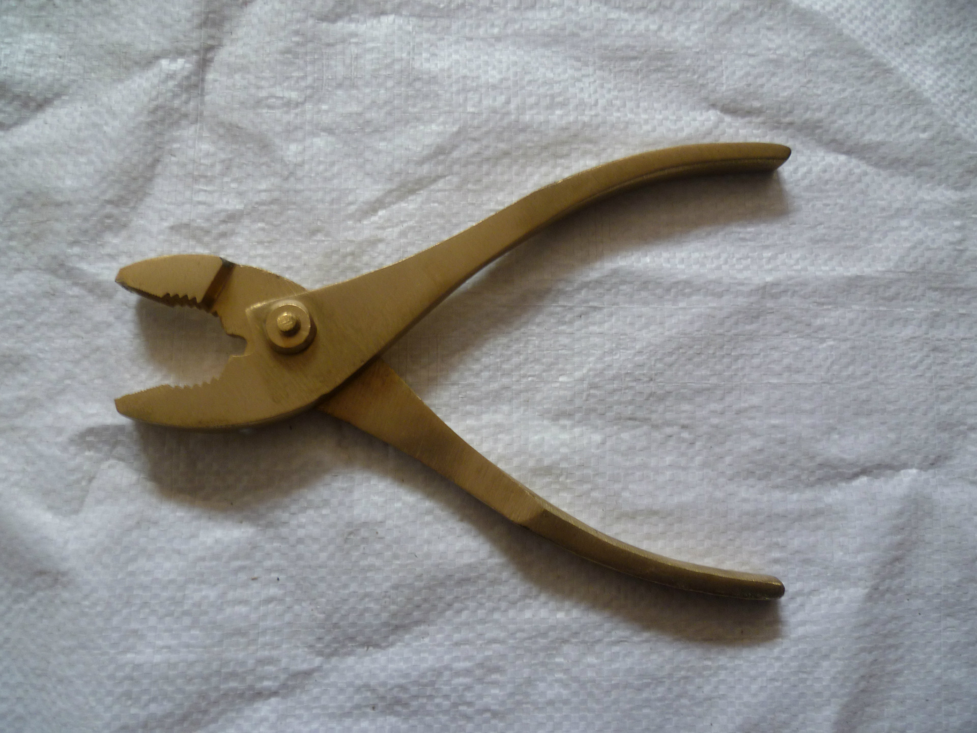 首页 工具 钳子 鲤鱼钳 >防爆鲤鱼钳 铝铜鲤鱼钳(五折销售)  收藏宝贝