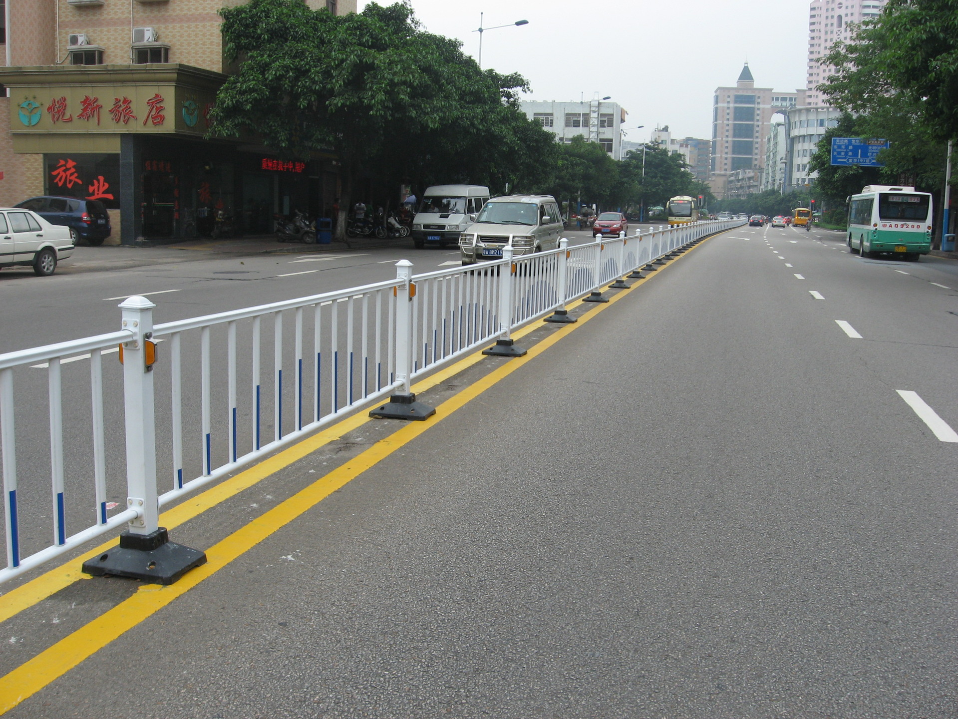 厂家直销 包安装pvc道路铁护栏 交通隔离带 市政园林栏栅