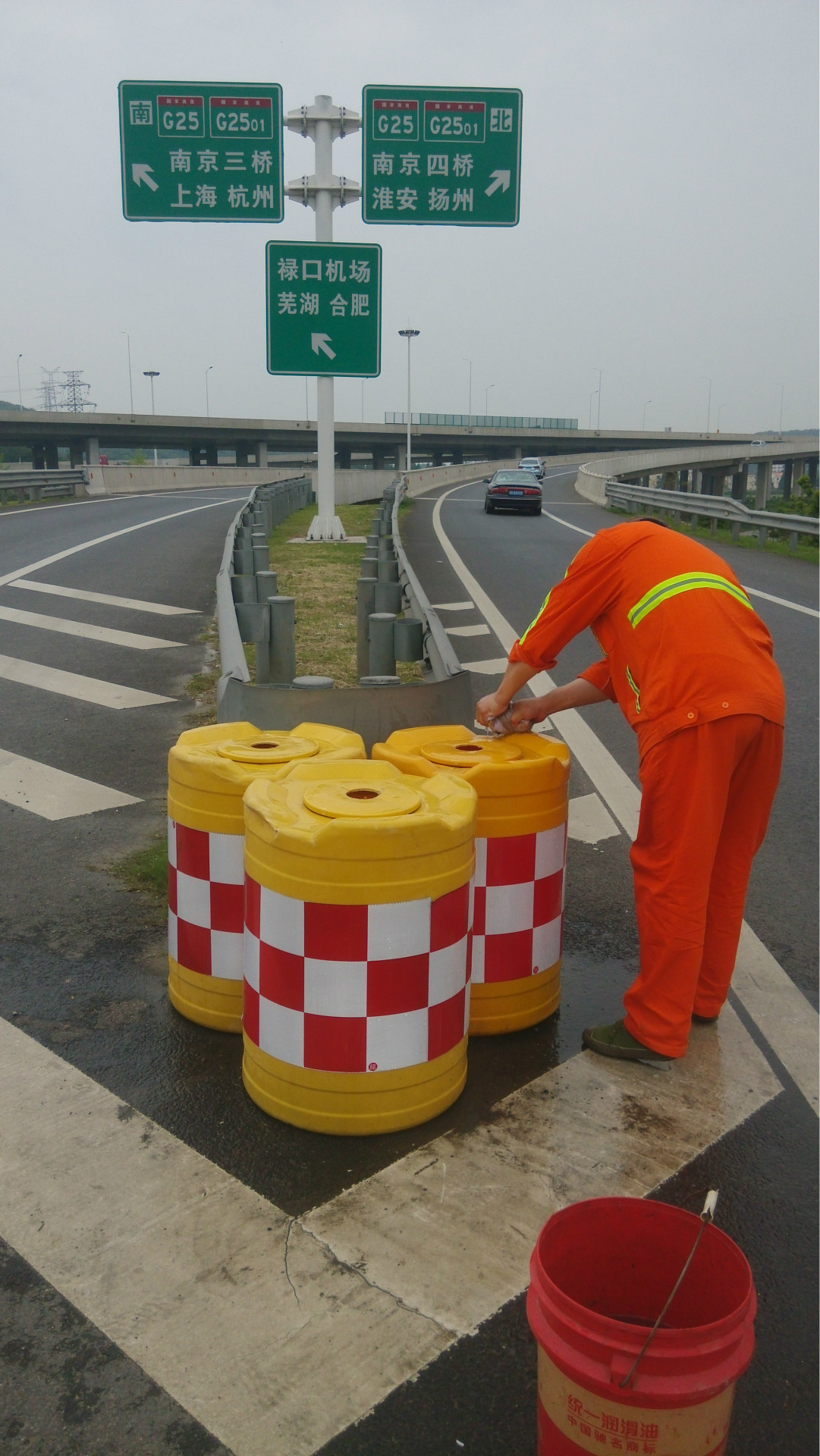 圆桶小防撞桶 吹塑黄色圆桶 贴晶格膜 灌水安全桶 施工隔离专用桶