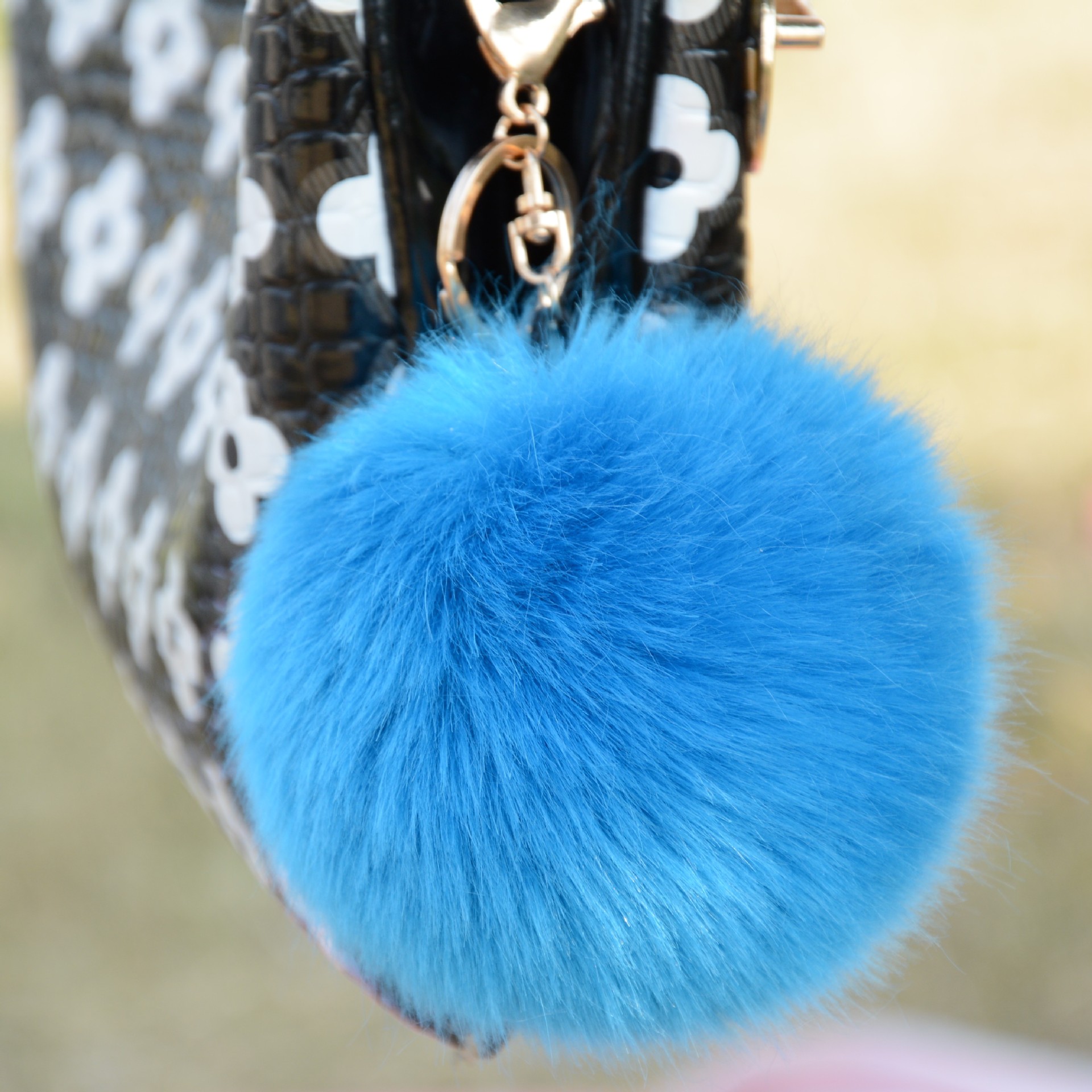 10cm大毛毛球批发仿兔毛毛球时尚可爱带金属钥匙扣毛球饰品