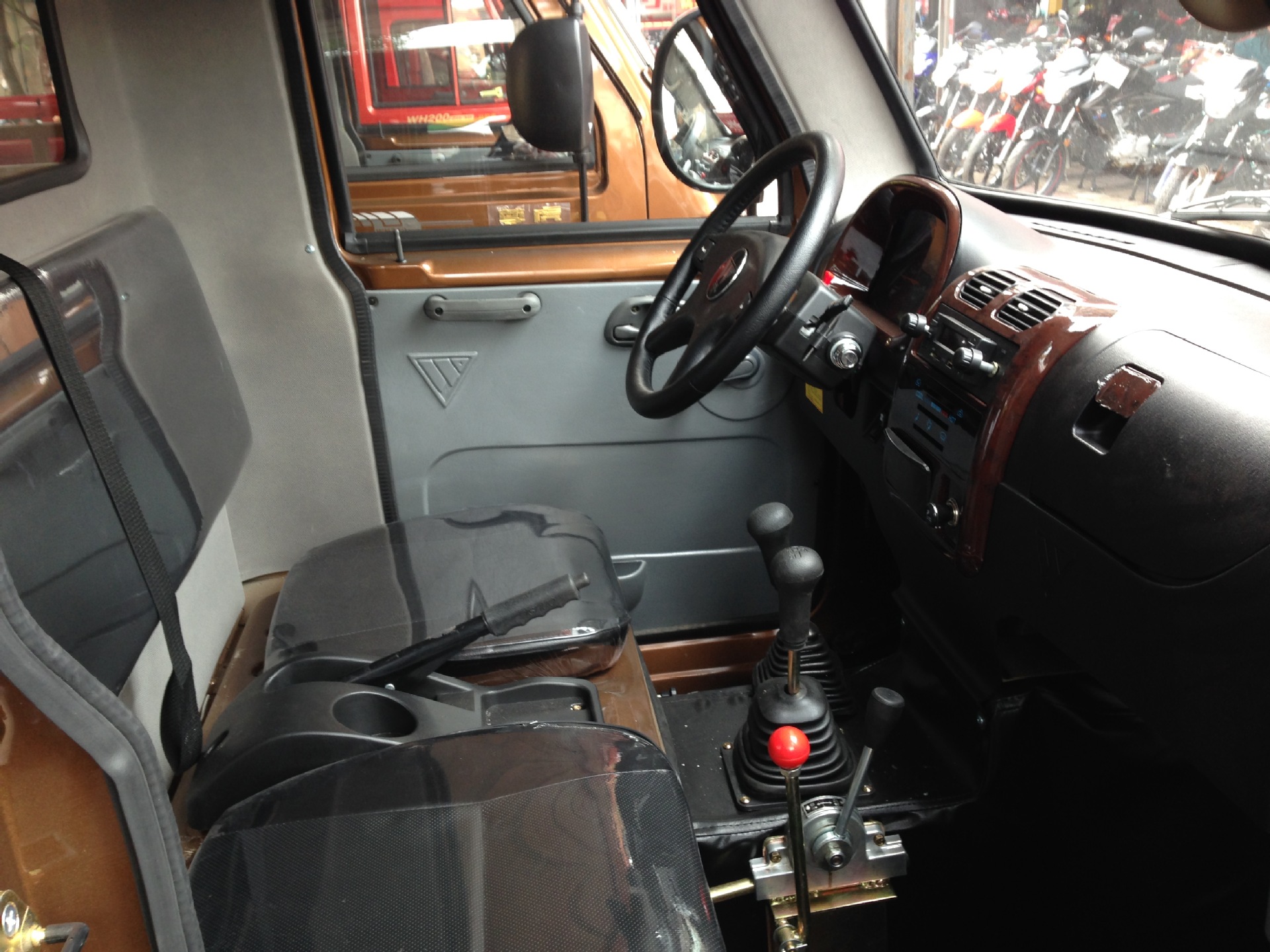 重庆万虎工业燃油方向盘250发动机翻斗正三轮摩托车—尊虎(新款