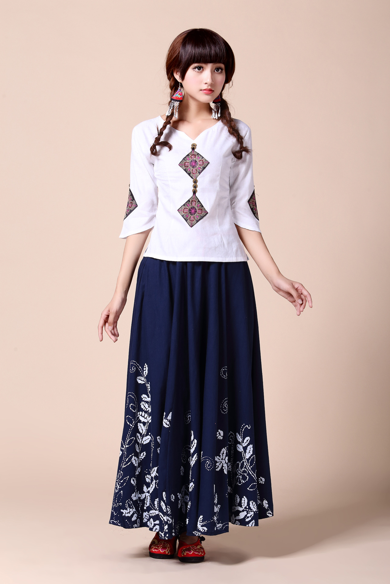 2016春夏新款多彩民族风t恤绣花装饰纯色民族风清新女装批发