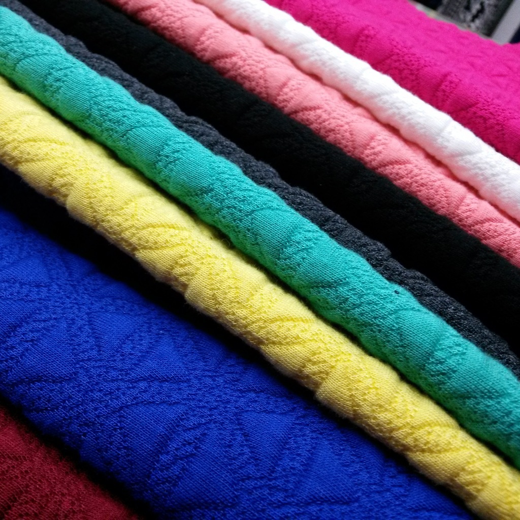 现货批发外套童装布料夹棉全棉三角形提花面料涤棉混纺夹心棉