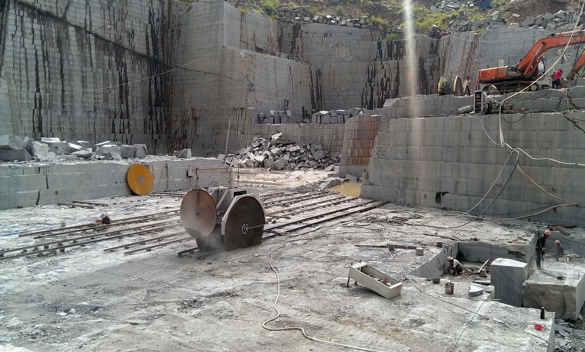 【矿山直销】福建 g654芝麻黑 矿山荒料 石料 砂切大方 超大规格