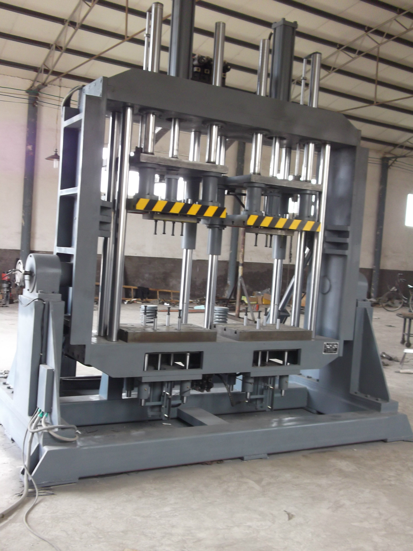 双工位重力铸造机