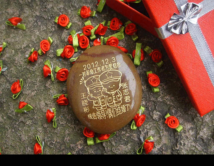 新品热销婚庆礼品 激光刻字雨花石婚庆个性定制图案石材摆件