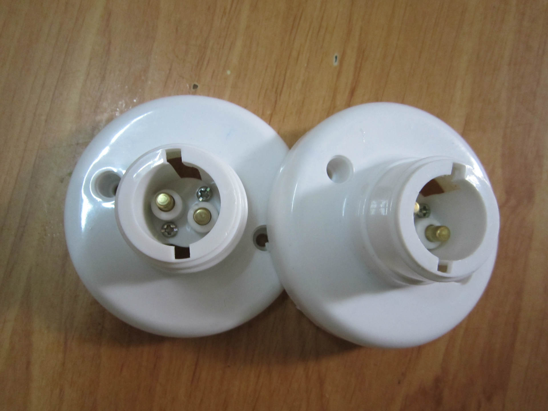 棉湖厂家直销80mm塑料灯头平灯插口灯头灯座e27卡口灯头灯座