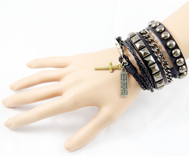2018新款明星摇滚风范朋克方钉真皮手腕带手链套装饰品加工定货