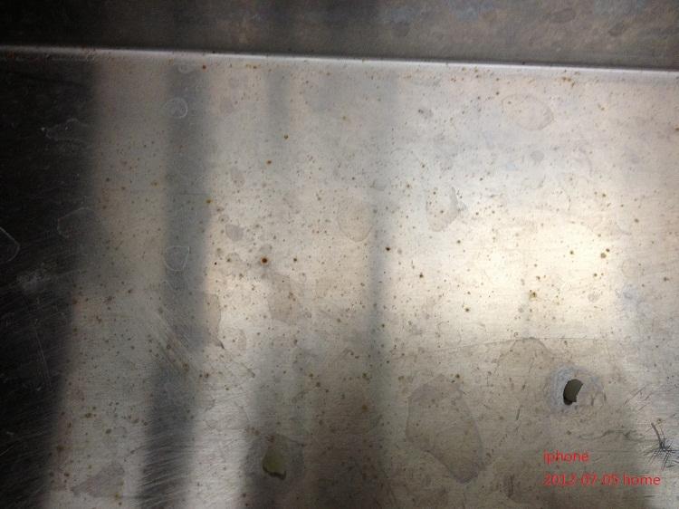 劣质不锈钢水槽,表面易生锈,污迹难清洁