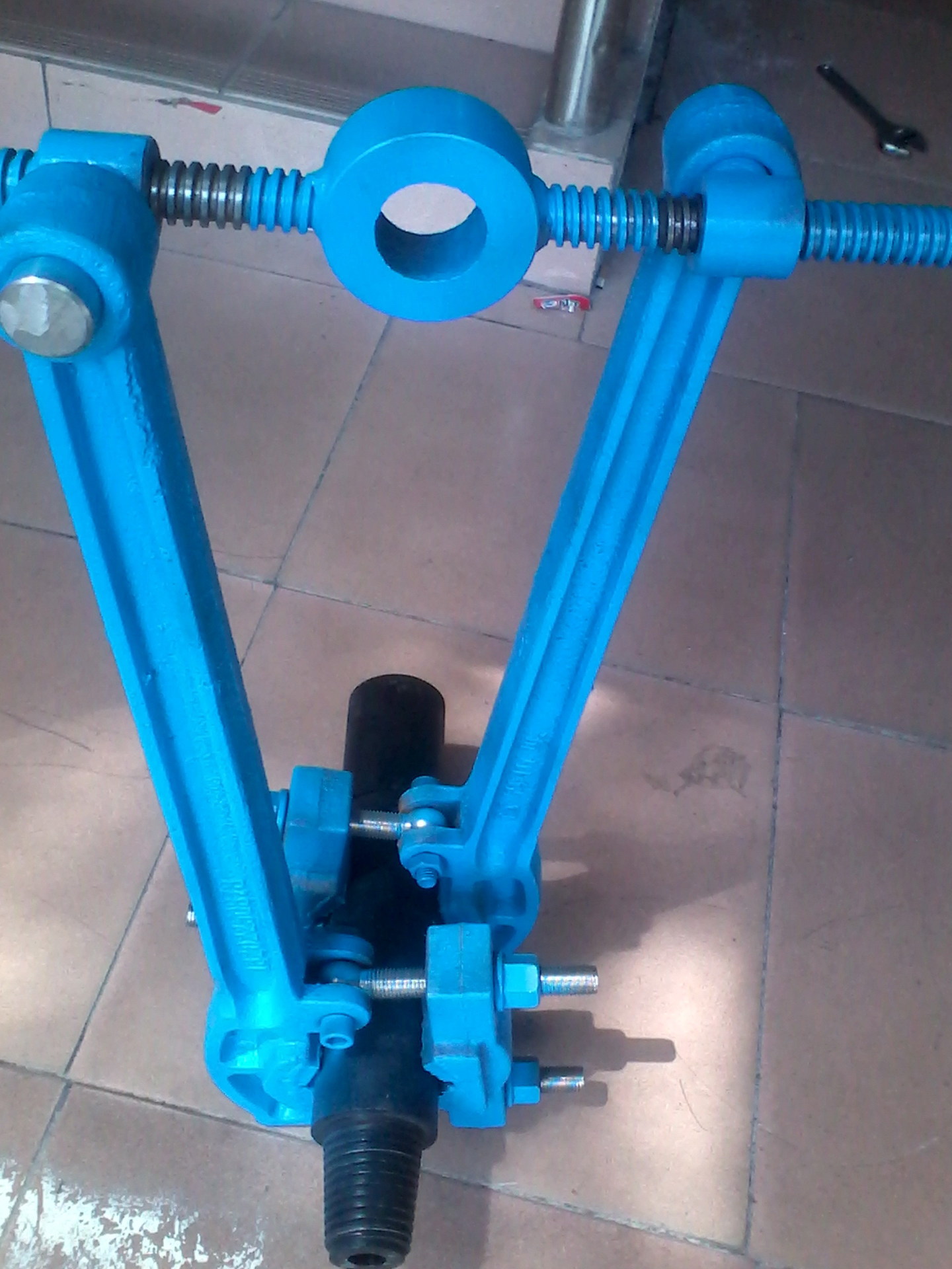 卸扣钳,适用不同钻杆的手动卸扣钳卸管钳18129866570