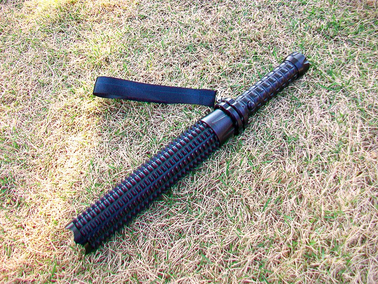 厂家直销新款伸缩狼牙棒伸缩变焦强光手电筒安保巡逻防身器材批发