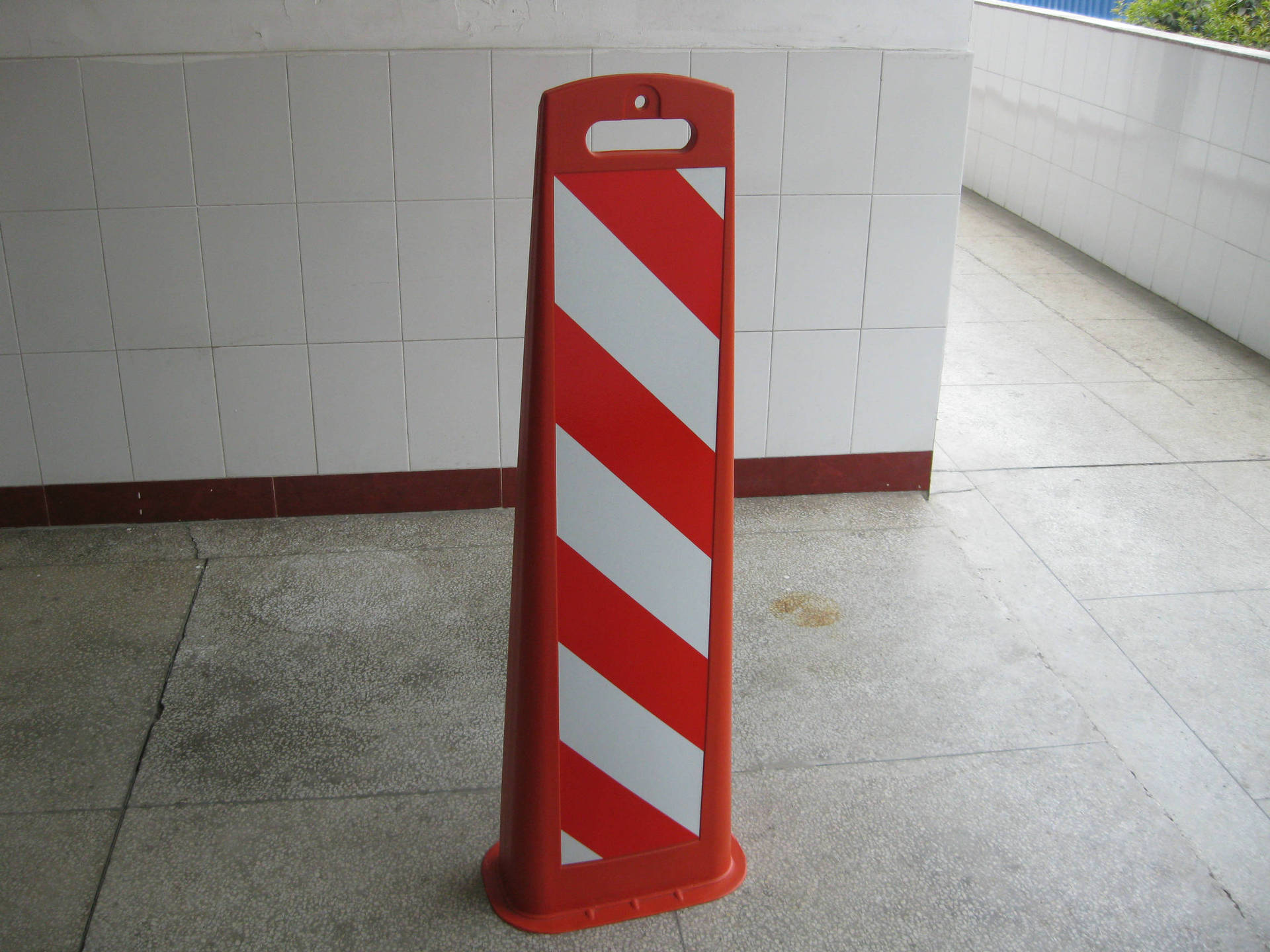 警示板主体为塑料材质反光板,底座为橡胶材质,可拆卸,适用于道路小区