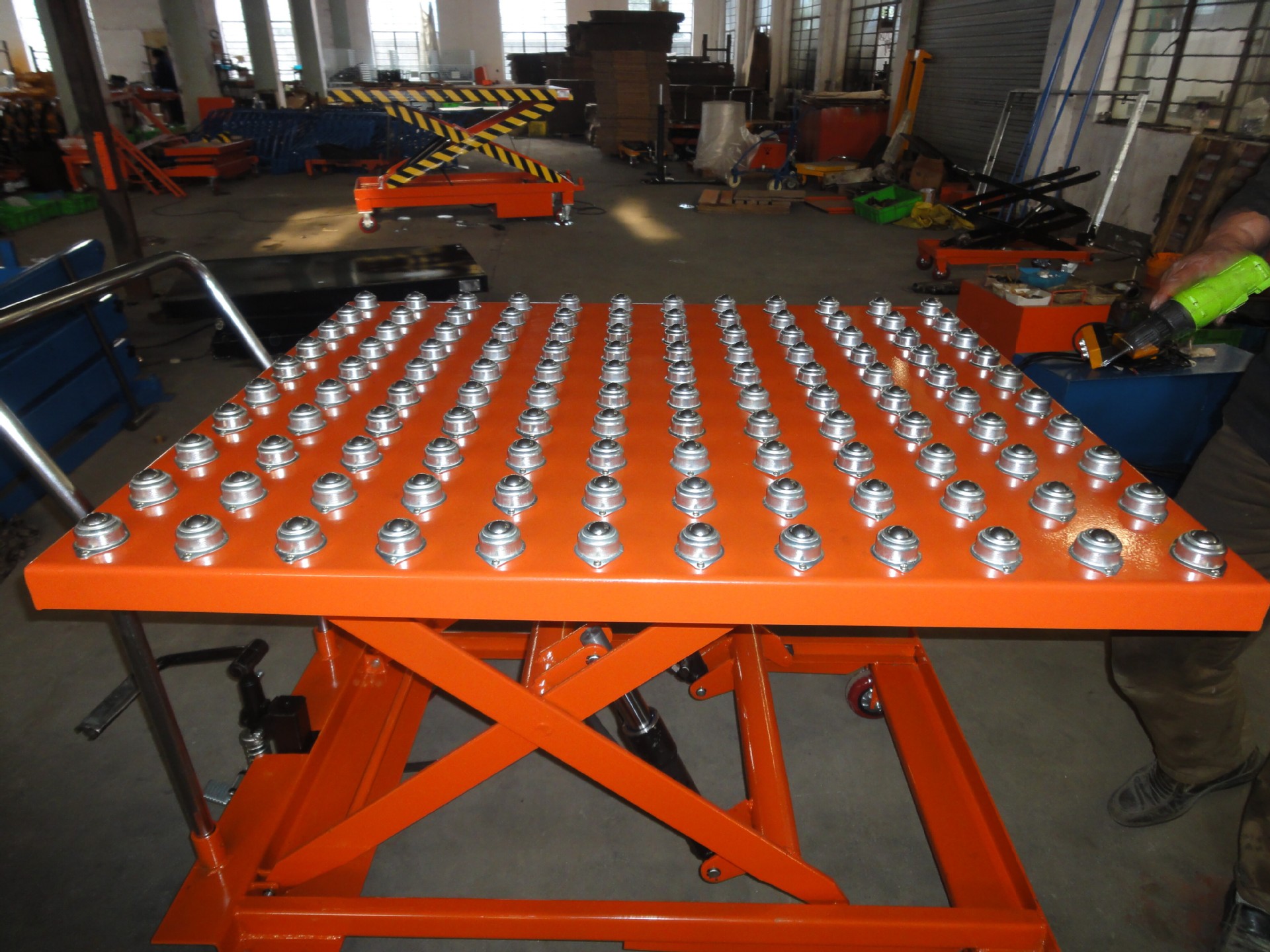 厂家直销电动滚珠式升降平台载重1吨