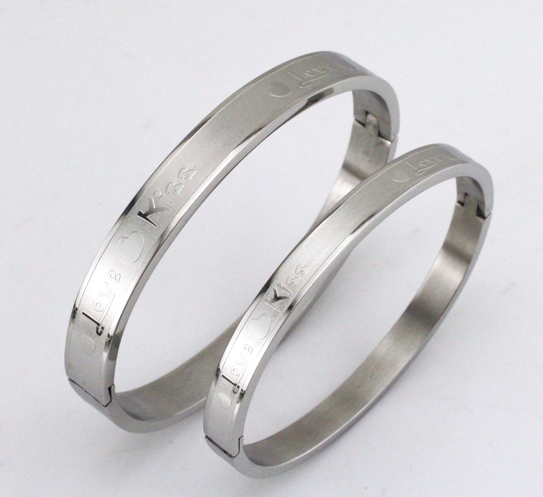 bh11流行饰品批发简约直扣钛钢情侣手镯 卡扣手环 爱心love kiss