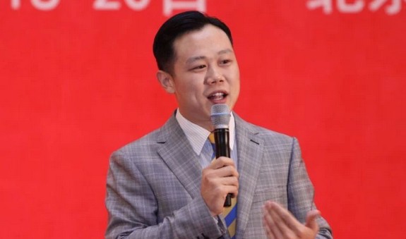 亚洲服务成交王子,亚洲超级演说家,亿万富翁服务机,著有畅销书《感恩