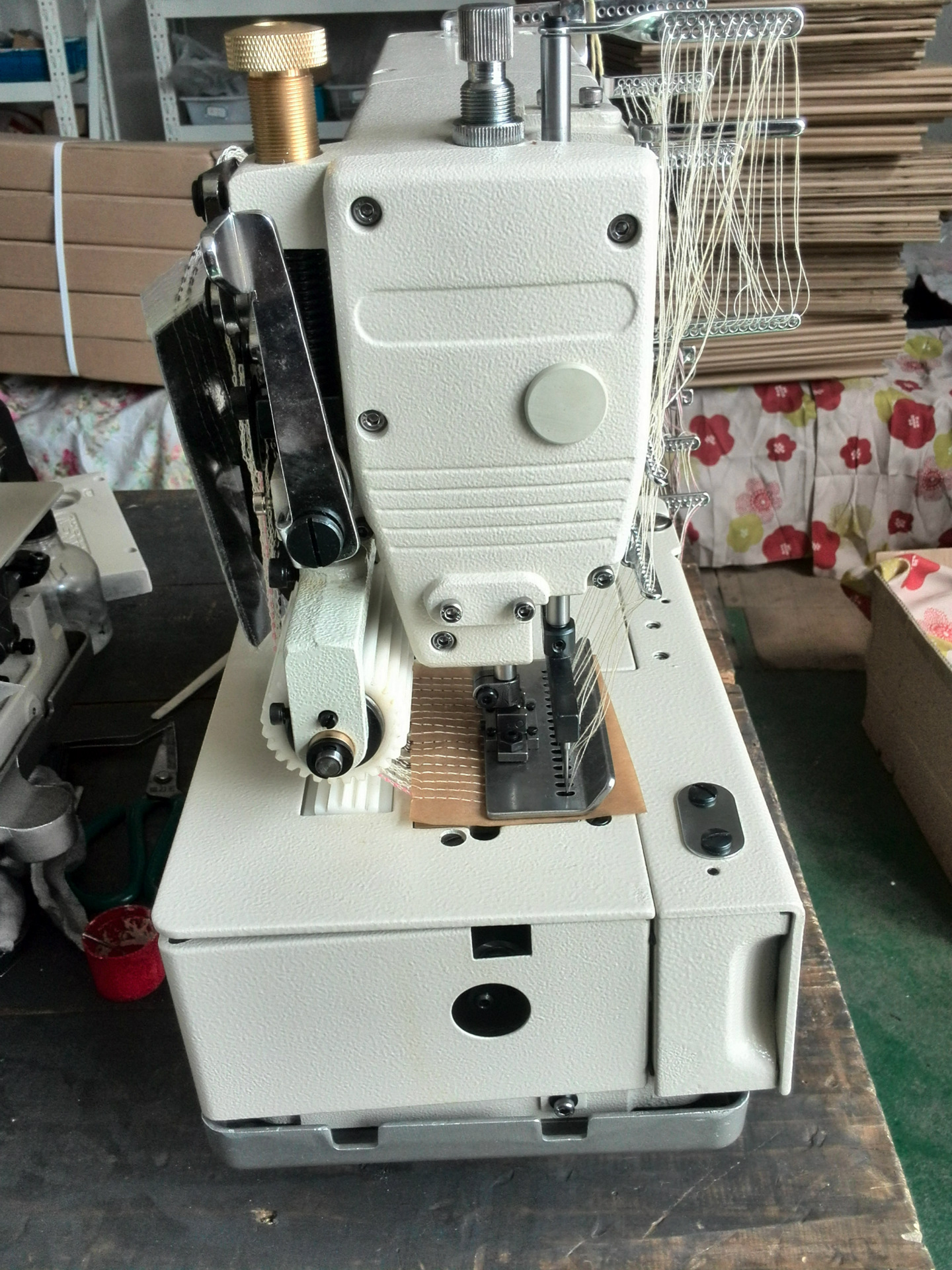 st1404p 四针平台型钩针纵向双重环缝链式裤头车 台州市菱锐缝纫机