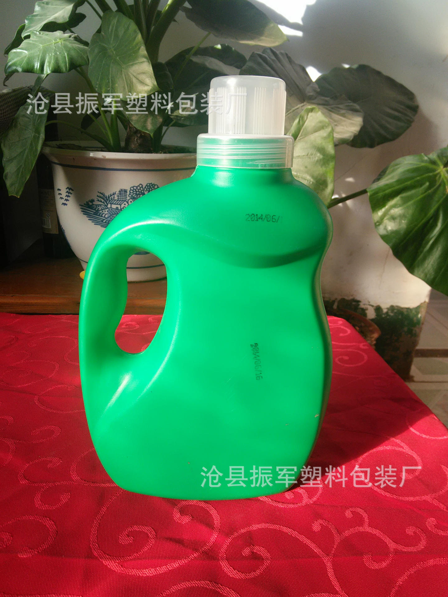 洗衣液瓶子做各种花盆 制作方法 金纺洗衣液瓶子制作花盆 洗衣液瓶子