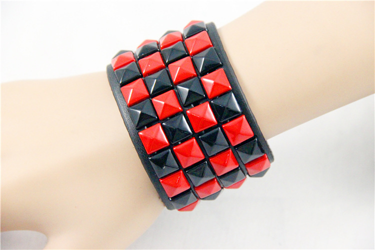 厂家直销欧美热卖4排9mm方钉朋克涡钉真皮手腕带手链饰品加工定货