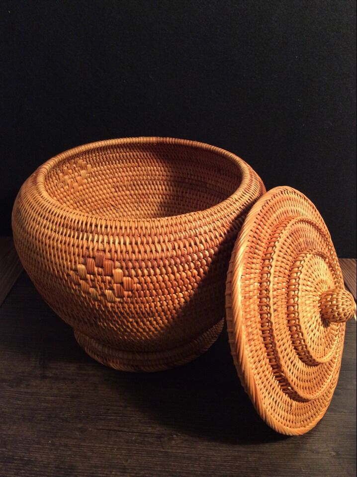 藤编一般经过打藤(削去藤上的节疤),拣藤,洗藤,晒藤,拗藤,拉藤(刨藤