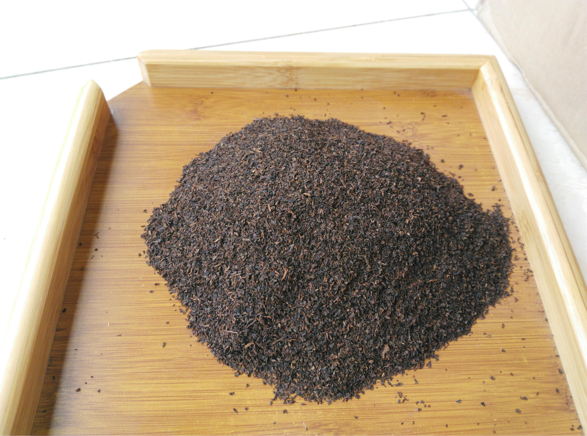 普洱茶碎有高碎大碎有小碎的,1吨走就5.8元一斤,这是大碎