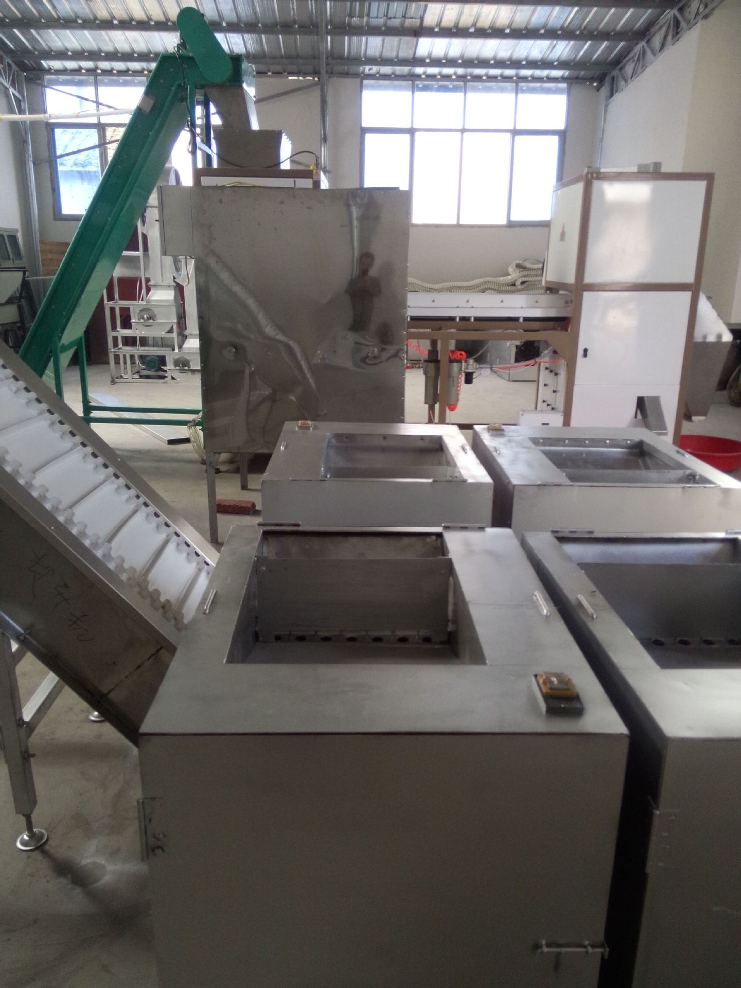 自动敲山核桃仁机山核桃风选色选裙边挡板输送提升