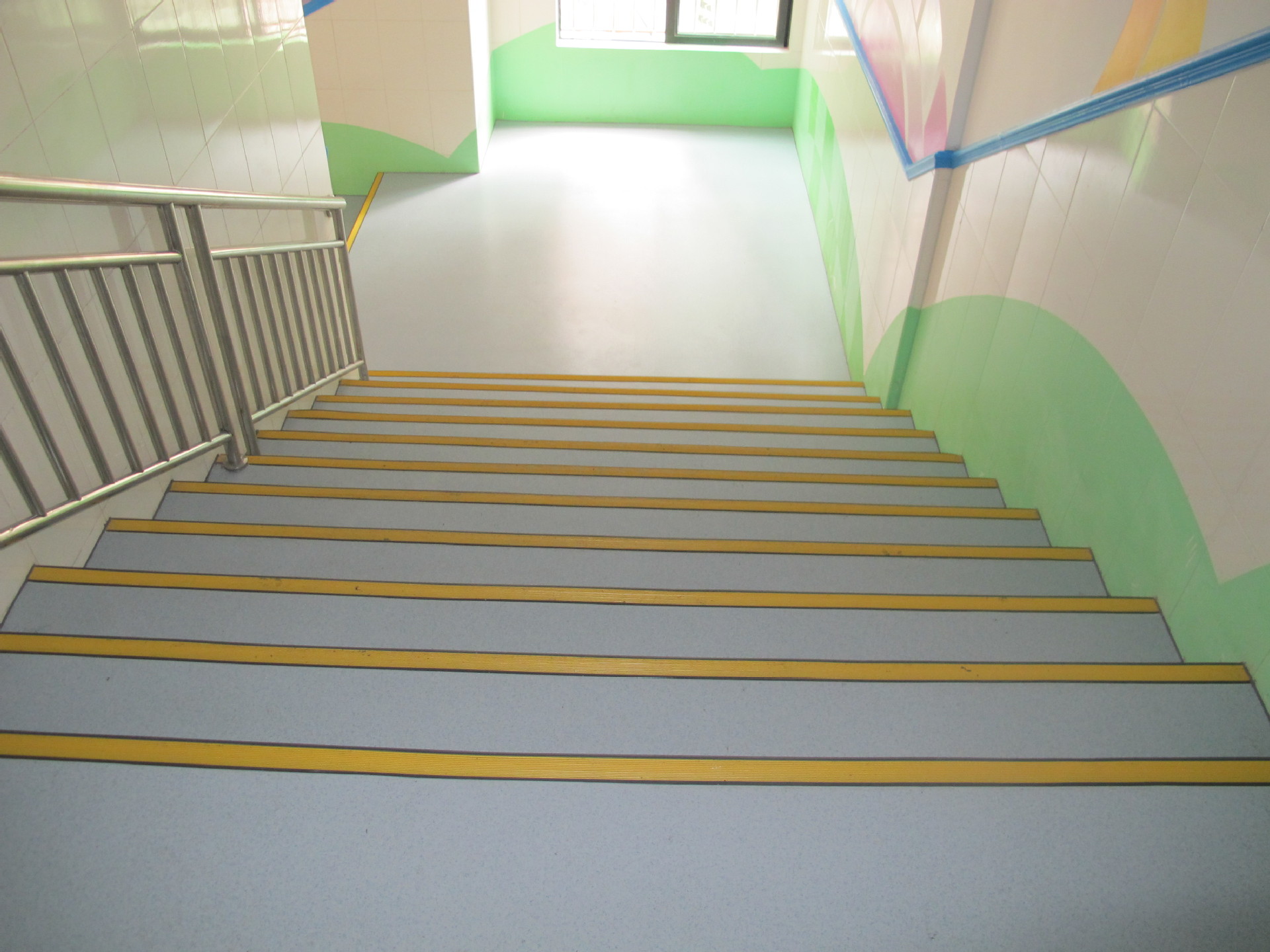 幼儿园地板pvc卷材地板20mm卡通纯色防滑防火耐磨抗菌