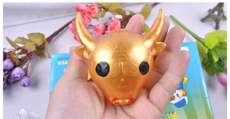 摔不坏的牛头发泄水球 新奇特发泄玩具创意