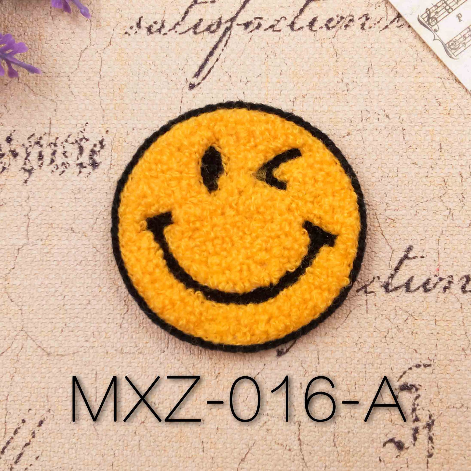 眨眼黄色笑脸标志毛巾刺绣图案花样布贴 手机壳服装头饰diy辅配料