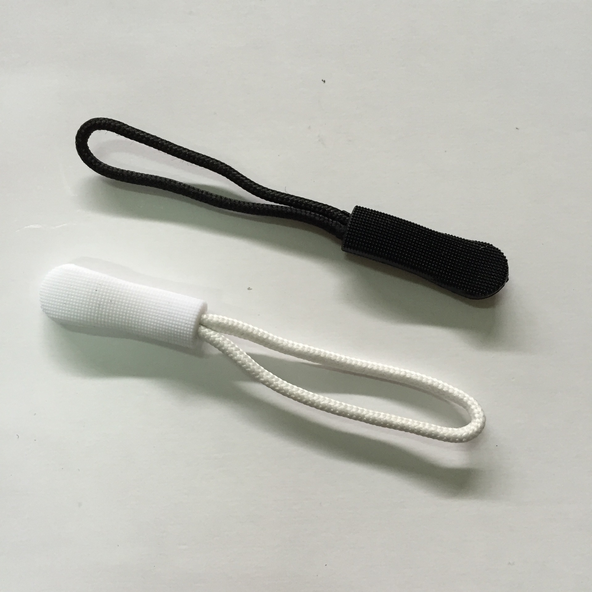 现货供应塑胶扣具 注塑拉链头 绳子拉手 弹簧扣 胶章 pcv绳子