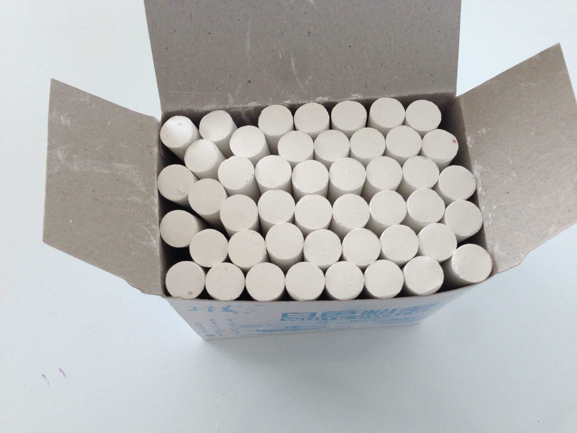 【名称】:彩色盒装粉笔(一盒不发货) 【尺寸】:8cm 【重量】:0