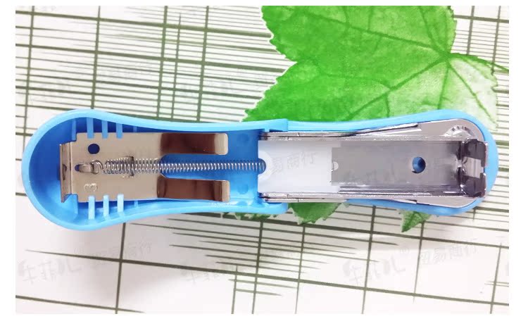 得力正品装订机0302创意卡通可爱迷你订书机12小型订书器
