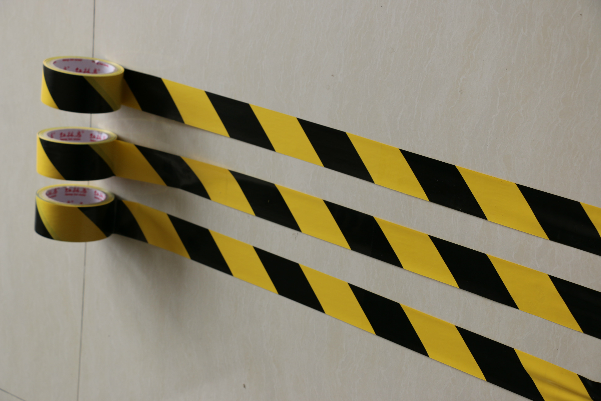 警示胶带 斑马线胶带50mm*18m 黑黄色胶带地面地板胶带厂家直销
