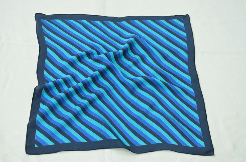 1034外单剪标三色条素绉缎真丝小方巾 丝巾 围巾 饰巾